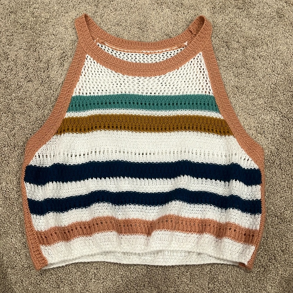 Size medium knitted cropped tank top.